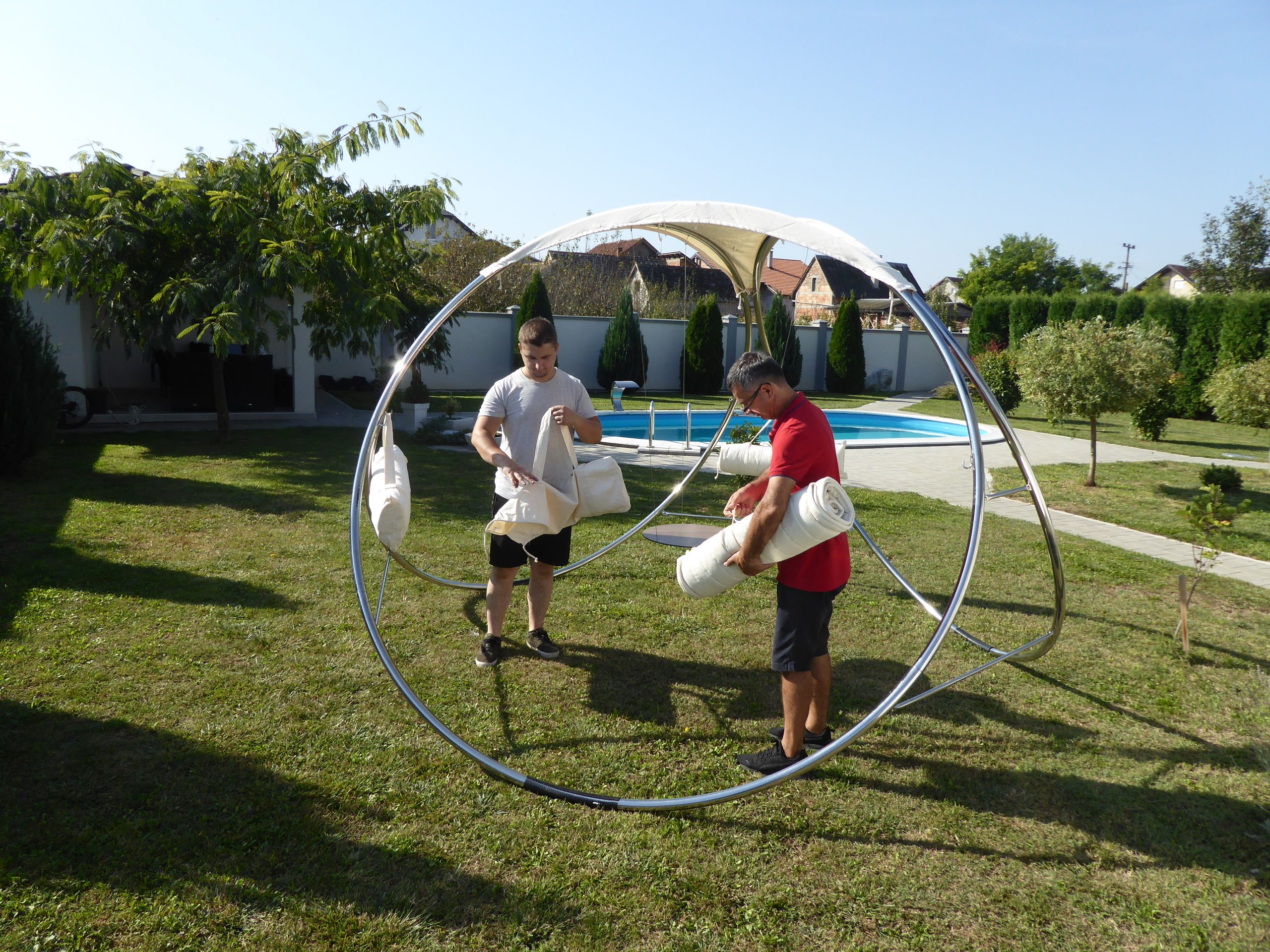 Perla swing for three persons, being montaged